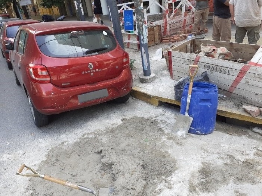 Quejas por la falta de señalización de obras en Avenida 44 y 5
