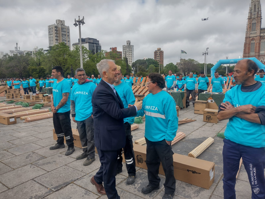 Alak presentó maquinarias y herramientas para las delegaciones de La Plata: ”Estamos sacando el barco del fondo del mar”