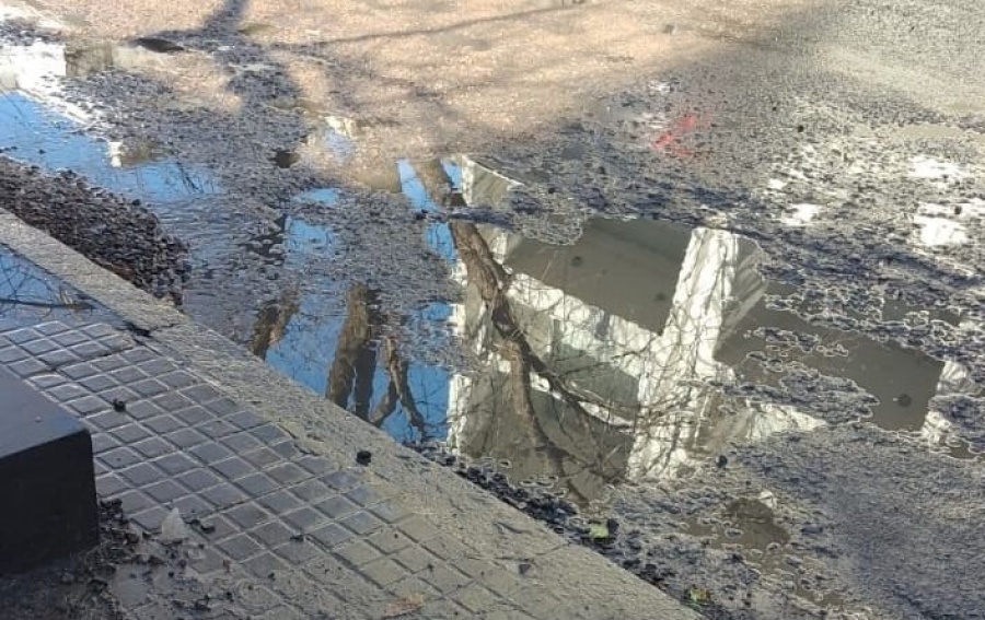 En 8 y 62 reclamaron por una pérdida de agua que ya lleva un mes sin solución