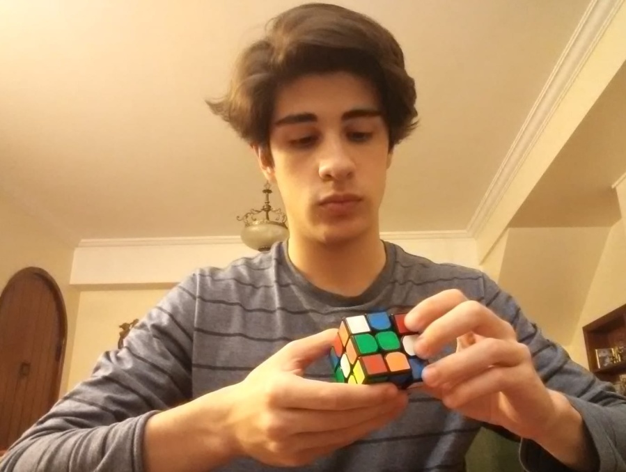 Un joven platense se ”mató” estudiando y llegó a armar el Cubo Rubik en solo 15 segundos: ”Memoricé muchos algoritmos”