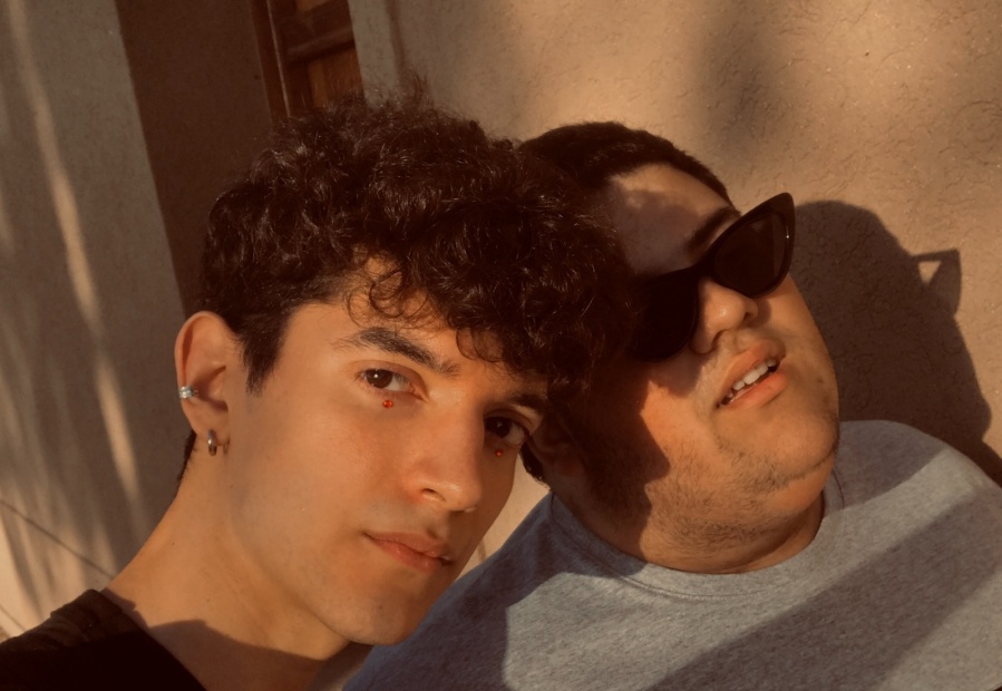 ”Nos dedicamos a las boludeces”: dos primos que cuentan ”mini” historias tienen cautivada a La Plata