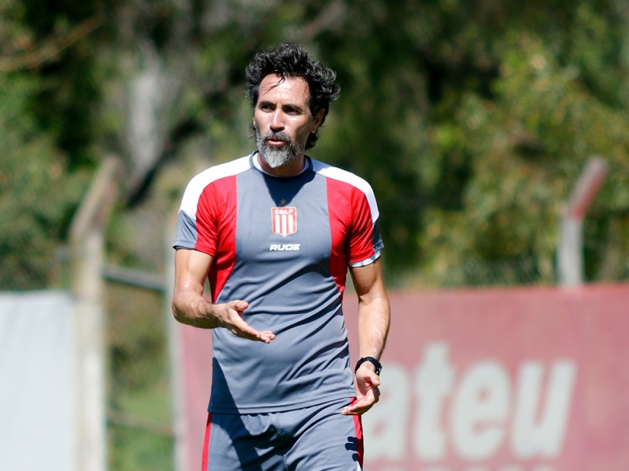 Domínguez sacó chapa por la actuación de Estudiantes en el bosque y bancó la decisión del VAR