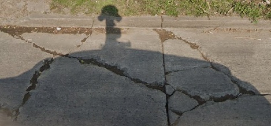 Vecinos reclaman el hundimiento del asfalto en Camino Rivadavia y 122