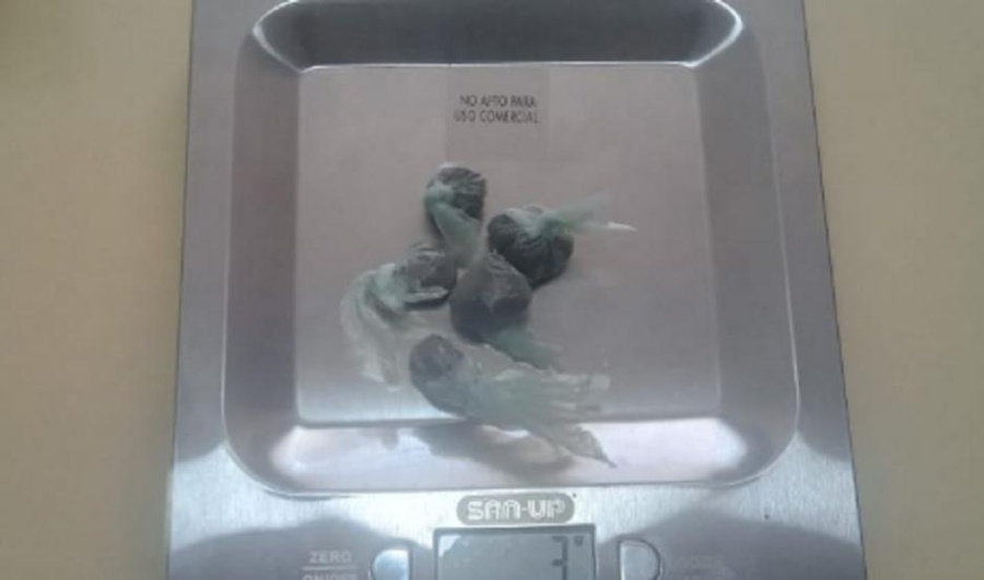 Tiene 13 años y le vendía droga a los compañeros de la escuela: fue descubierto y huyó