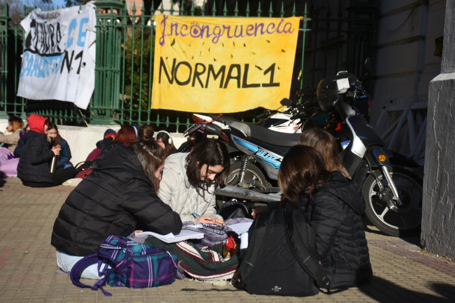 Estudiantes secundarios reclamaron en el Normal 1 por mejoras edilicias: ”Faltan hasta ventanas”