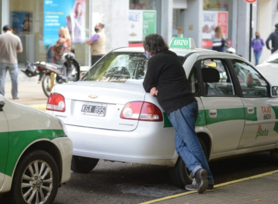 Desde el viernes suben los taxis en La Plata y la bajada de bandera llegará a los 172 pesos