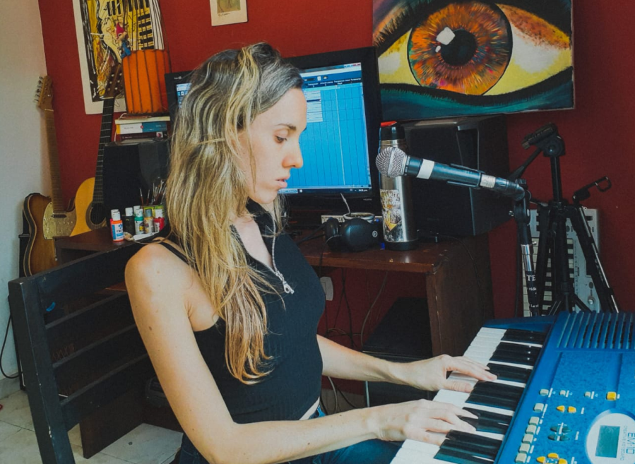 A los 9 años ya cantaba en La Plata, no le daban bola y ahora no puede vivir sin la música: ”Ya llevamos 20 años juntos”