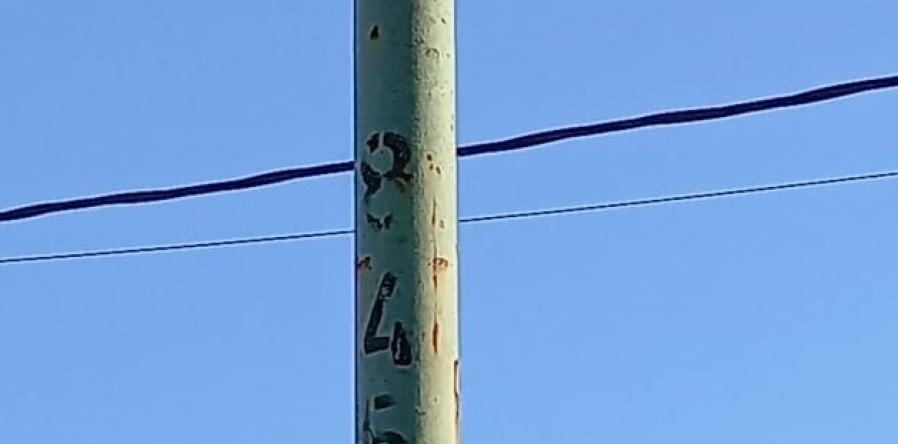 Vecinos de Los Hornos reclaman por un poste de luz que no funciona