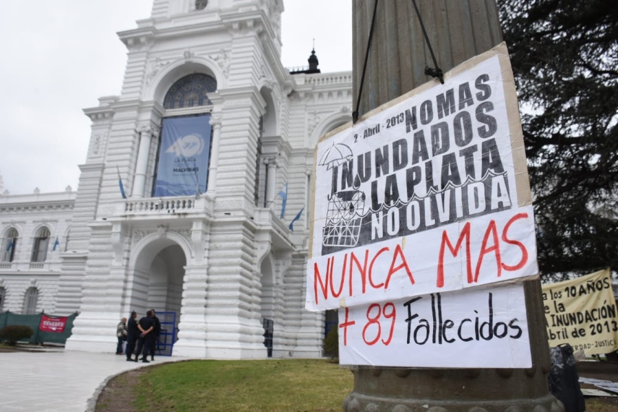 La asamblea de inundados de Tolosa se movilizó hacia el Municipio: “Si llueve como el 2 de abril no sabemos qué hacer”