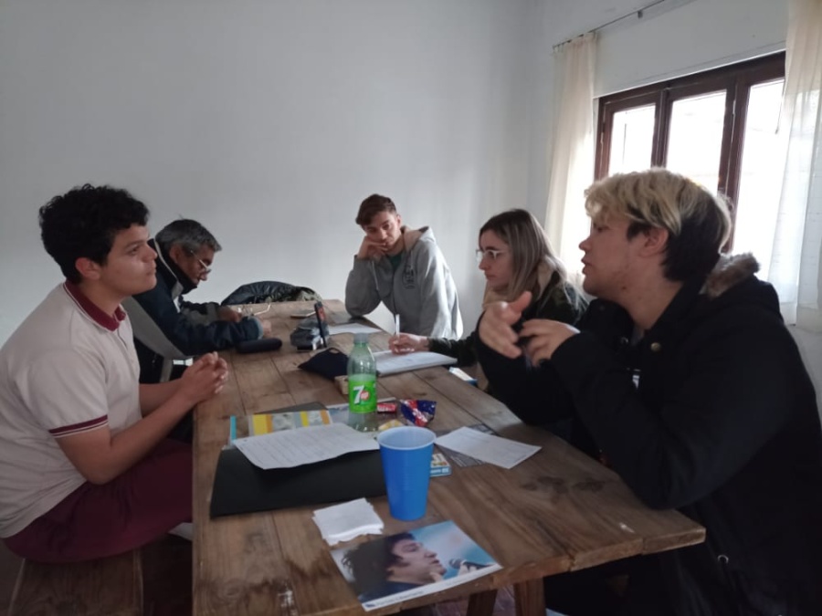 Los jóvenes libertarios de La Plata quieren construir centros de estudiantes ”apolíticos” en las secundarias