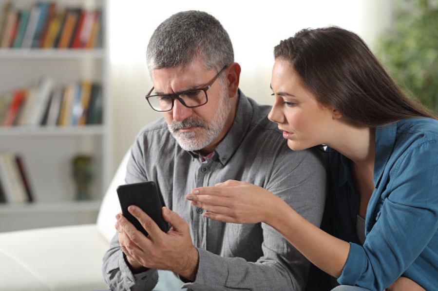 Una platense le enseñó a su padre a usar la billetera virtual de una forma muy particular