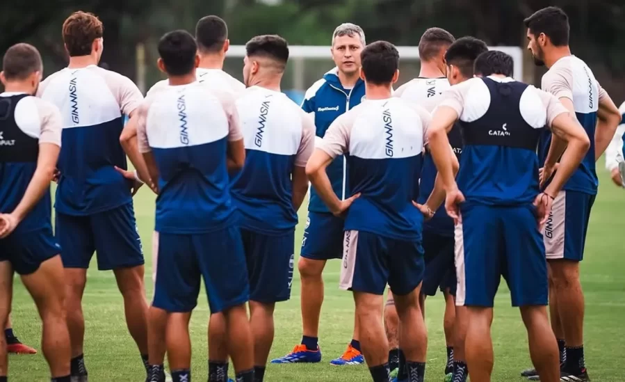 ¿Quiénes son los jugadores confirmados por Flores para jugar el clásico y cuáles son las dudas del técnico?