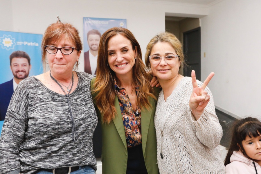 Tolosa Paz visitó Exaltación de la Cruz y entregó maquinarias y herramientas de trabajo a emprendedores locales