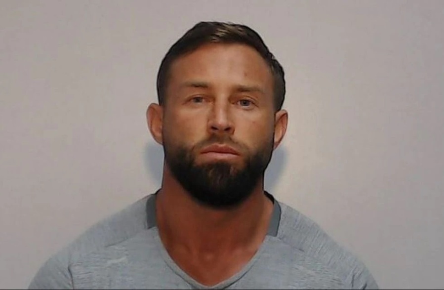 La policía lo busca intensamente y lo considera ”peligroso”, pero las mujeres también: ”Si lo encuentro ¿Me lo puedo quedar?”