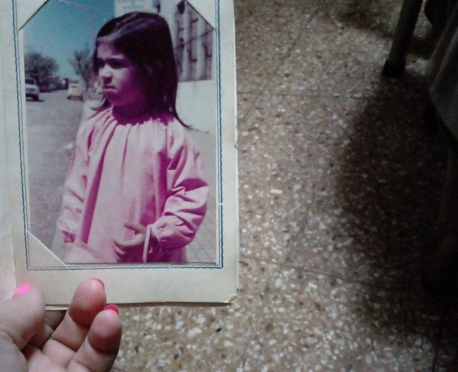 Halló en la vereda de 21 y 34 una extraña foto, la guardó y se destapó una triste historia: ”Me dio mucha curiosidad”