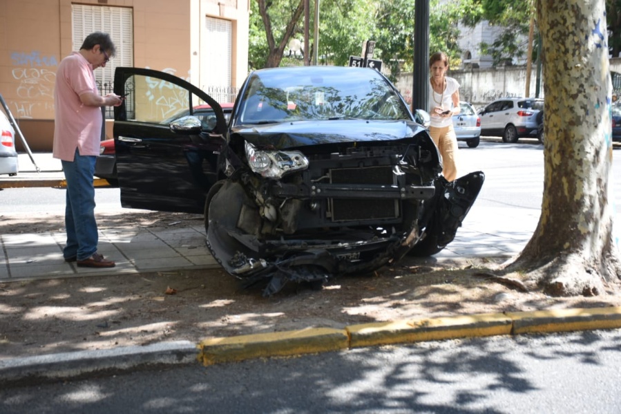 Fuerte accidente en la zona centro de La Plata y a metros de un colegio