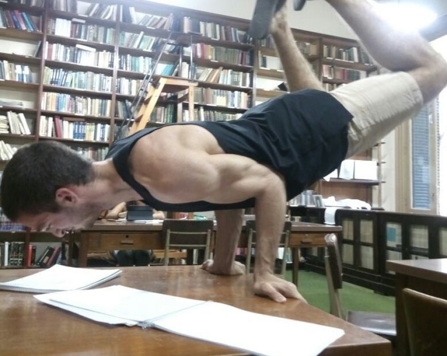 ”Estudié como un animal”: un platense egresó de Física con 9,80 de promedio y leía hasta cuando hacía acrobacias