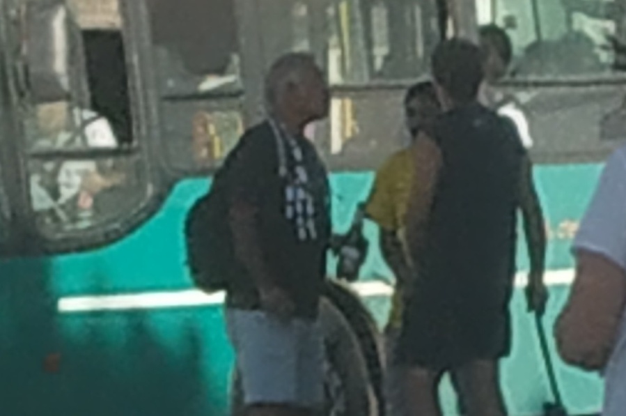 ”Gritan, molestan y orinan”: en Los Hornos estallaron contra un grupo de personas que ”amenazan a vecinos y comerciantes”