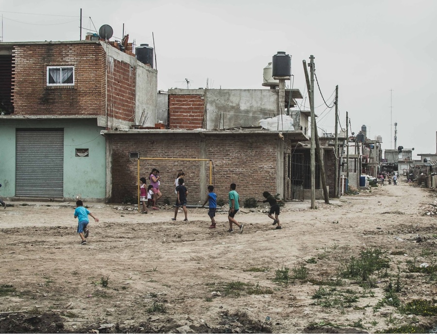 Aprobaron un préstamo por 180 millones de dólares para mejorar las viviendas en los Barrios Populares