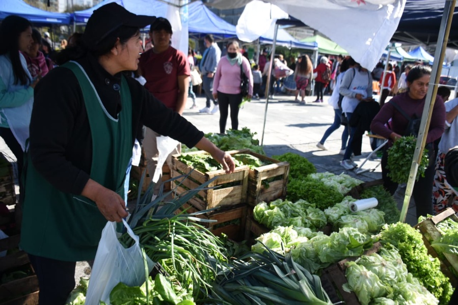 Con precios accesibles, productores locales realizaron un ”feriazo” en Plaza Moreno: ”Acá estamos a favor del pueblo”