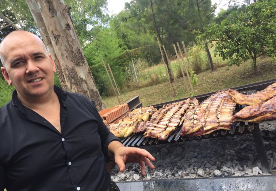 Vino a La Plata para ser médico, fracasó y ahora es ”El Rey de las Brasas” en los eventos: ”El Asado es más que la cocción”