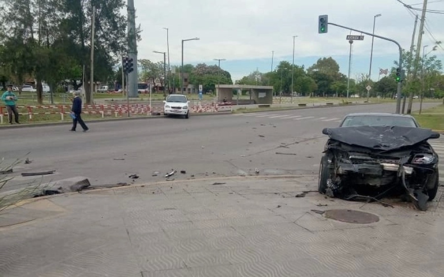 Fuerte choque entre dos autos en 25 y 72