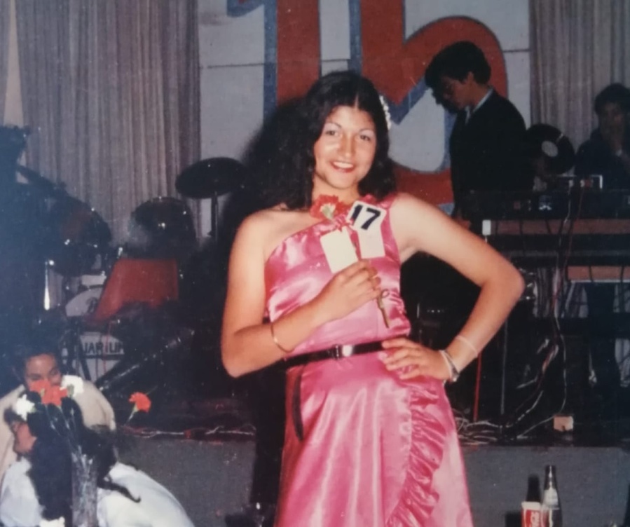 ”Te vi recién, ¿no te acordás?”: un peluquero platense le avisó que tenía una “doble” y ahora ella duda de su nacimiento