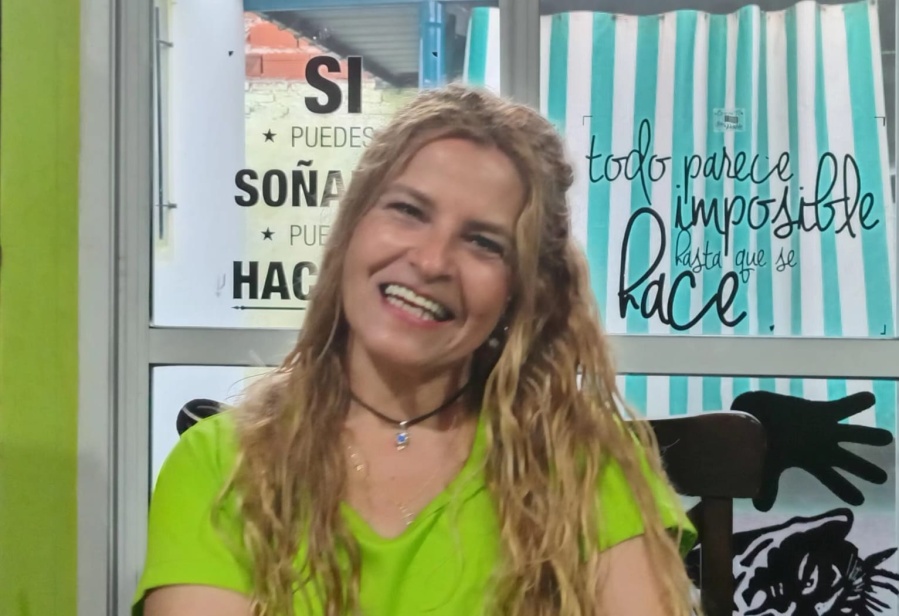 Hizo huevos de pascua durante 15 años en La Plata, pegó un volantazo y ahora es la reina de los carteles: ”A mano alzada”