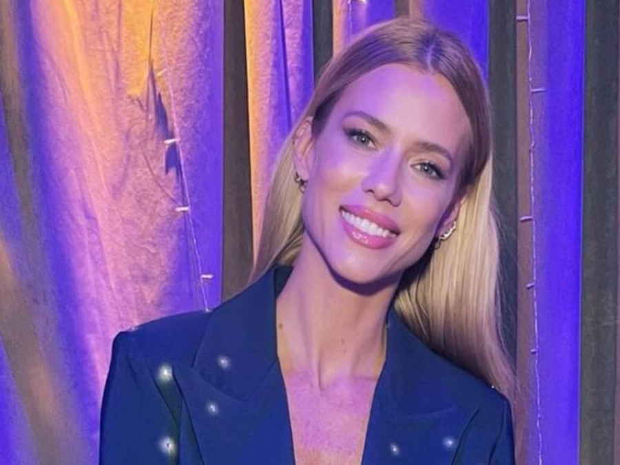 Nicole Neumann compartió con sus fans una tierna foto luciendo su pancita de embarazada y rodeada por sus hijas