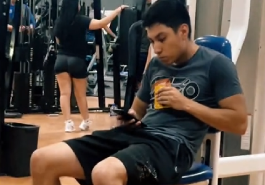 Comió alimento para perros en un gimnasio, lo captaron y se volvió viral: ”No está bien del bocho”