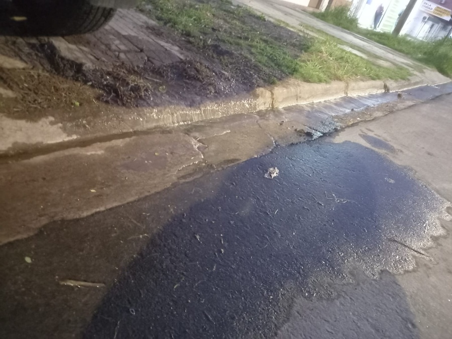 En Barrio Jardín piden que reparen una pérdida de agua que lleva más de tres meses: ”Deja a toda la cuadra con baja presión”