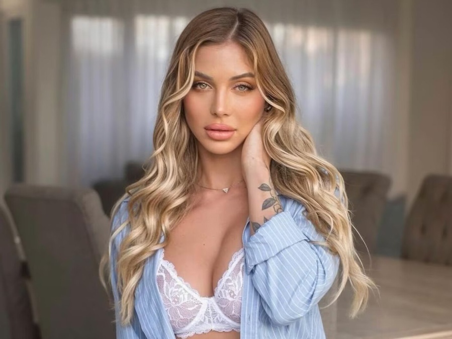 Romina Malaspina infartó a todos con su look de pijama de satén y corpiño de encaje total black