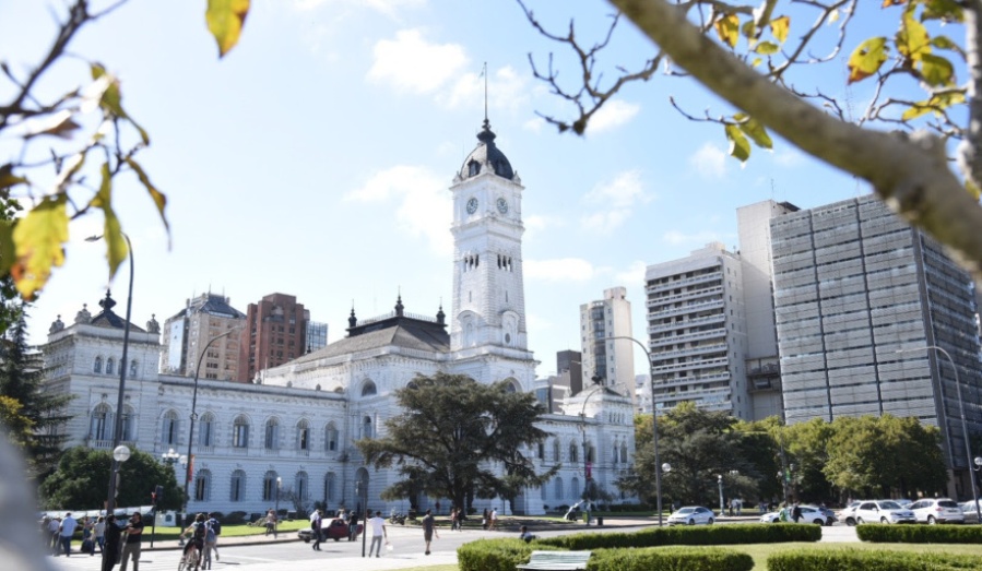 Cómo funcionarán los servicios municipales en La Plata durante el feriado de mañana