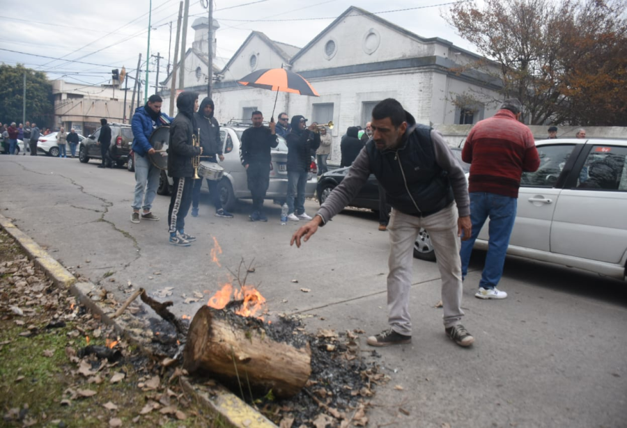 Desesperación y furia contra Camuzzi de taxistas y remiseros de La Plata por la escasez de GNC: ”Para ellos son números”