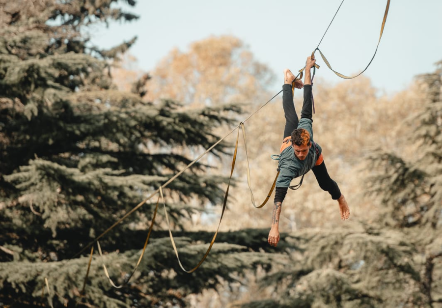 ”Extremo y riesgoso”: llegó a La Plata desde San Bernardo y gracias a la facultad ahora ”vuela” por los árboles del bosque