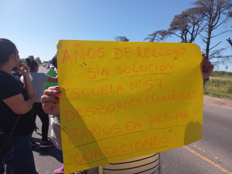 Padres de la Escuela 57 cortaron la Ruta 36 por los desbordes cloacales y las ”pésimas condiciones de los baños”