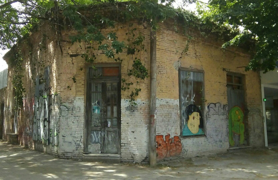 Entre llantos disonantes y ojos de bruja que ”te helaban”: La casa abandonada en La Plata que sigue generando intriga