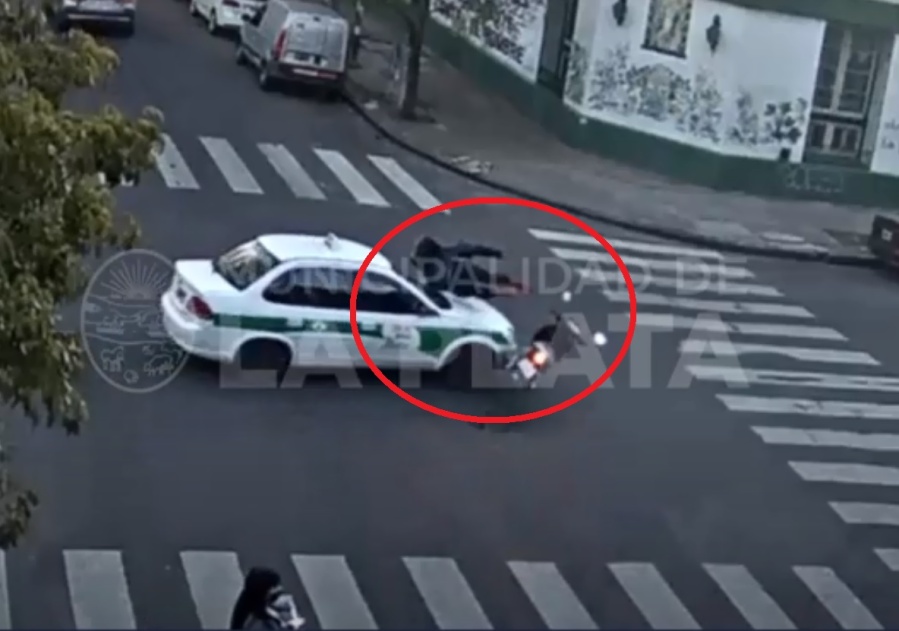 Chocó con un taxi en 11 y 46, rodó por el capot y tuvieron que hospitalizarlo