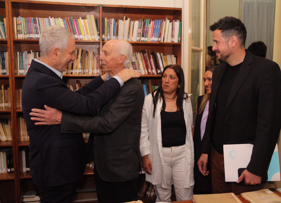 La Noche de las Bibliotecas Populares se festejó en La Plata con música, homenajes y la presencia de Alak