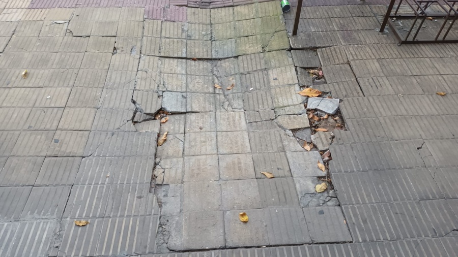 Vecinos de Diagonal 78 claman por arreglo de vereda hundida: “Es un peligro constante”