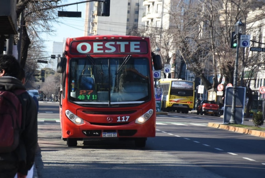 Amenazó con un cuchillo a un chofer de la línea Oeste: estaba fuera de sí