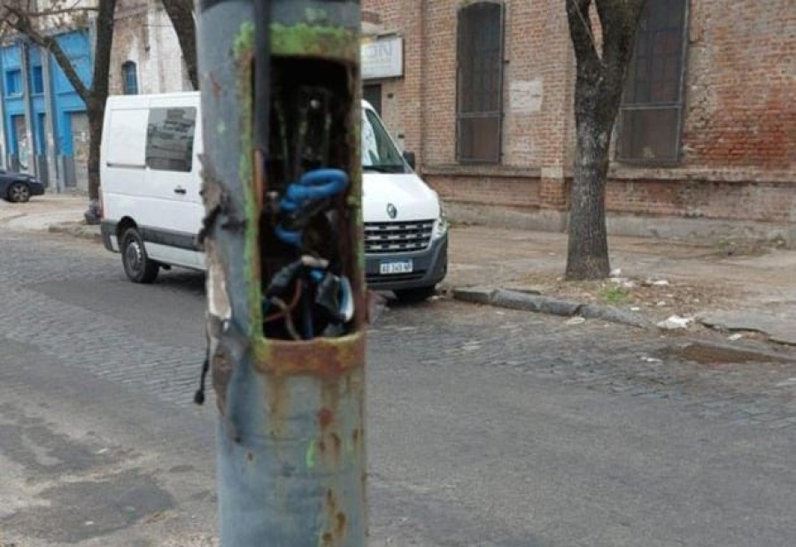 En la zona de 62 y 5 los vecinos piden que tapen los cables expuestos en un poste de luz
