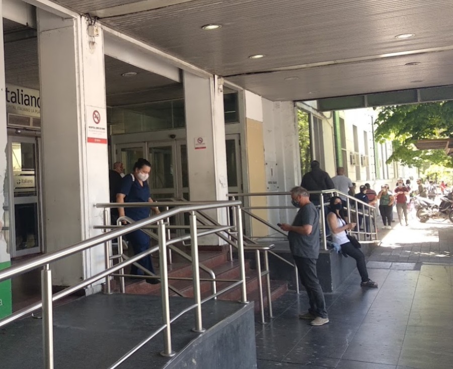 Apuñalaron a un vecino platense cuando llegaba a su casa y está en grave estado en el Hospital Italiano