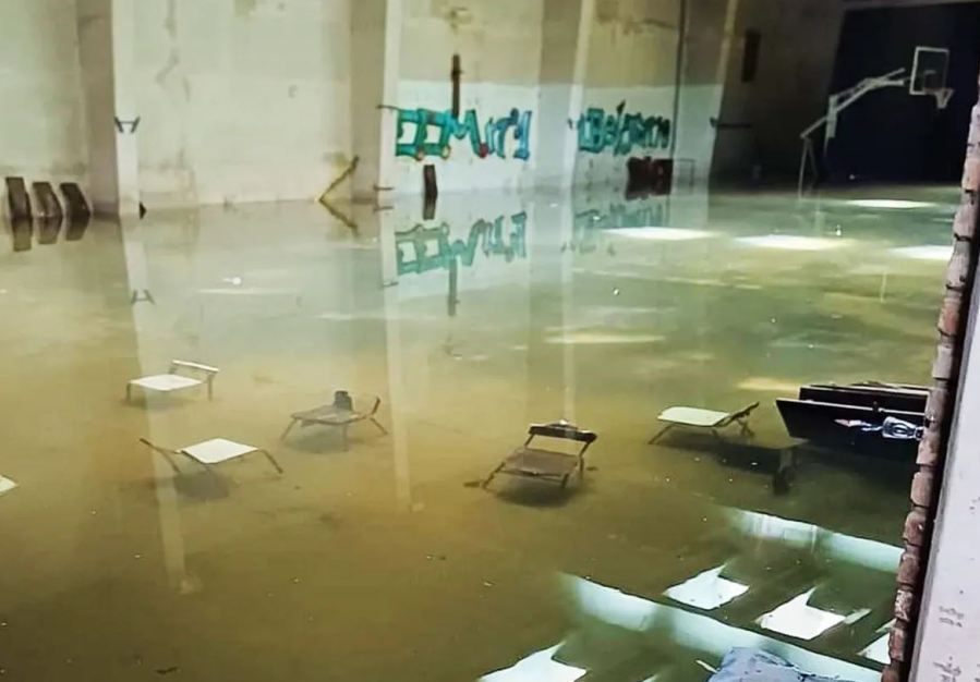 Gimnasio inundado y ”manguerita” a la calle: la escuela y el jardín de 9 y 38 exigen una solución definitiva tras 14 años