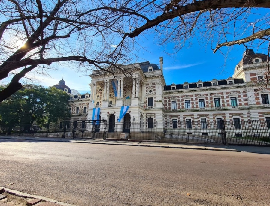 Los estatales bonaerenses vacunados y los que no quisieron vacunarse podrán ser convocados a tareas presenciales