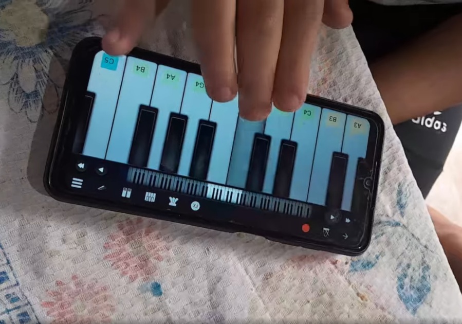 Toca el piano con el celu, revive a The Beatles y por La Plata podría llegar al sueño de su vida: ”Muchos me van a criticar”