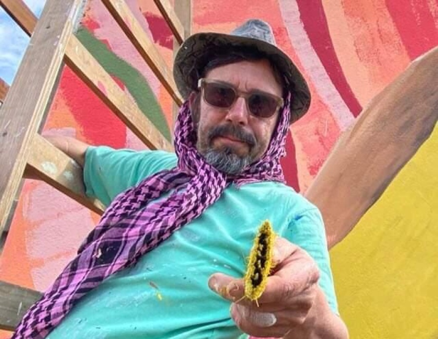 Ya no le quedan paredes para pintar, el muralista platense que conquista miradas curiosas: ”La gente participa con su gesto”