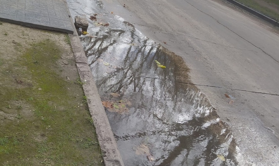 Vecinos de 135 y 44 reclaman por una pérdida de agua que ya lleva “40 años”