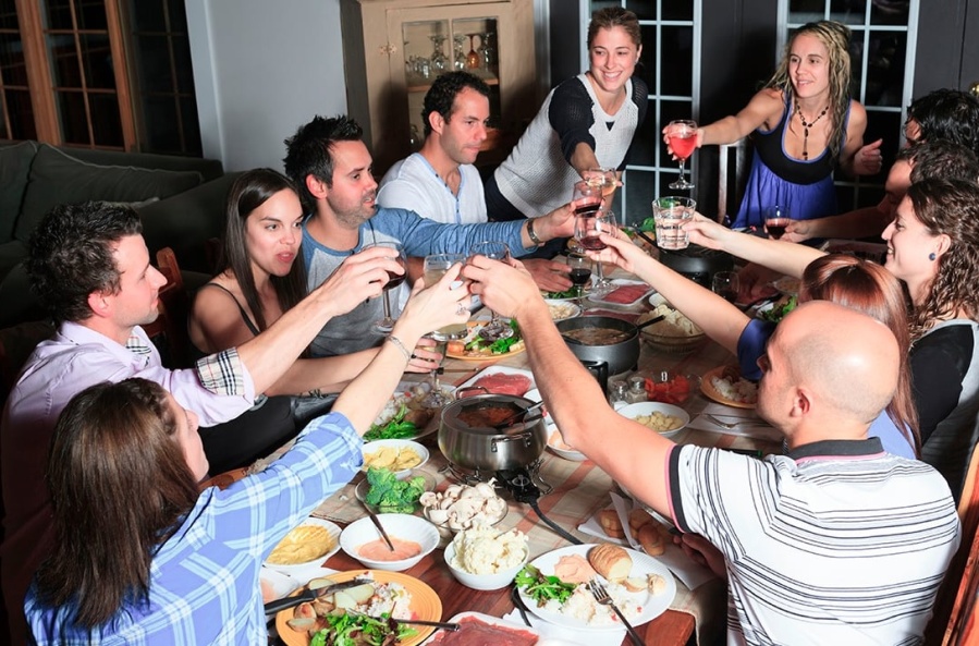 Cómo hacer para que la alimentación sea saludable también en vacaciones: el tip de las ”5 listas” y ”encajar” las juntadas