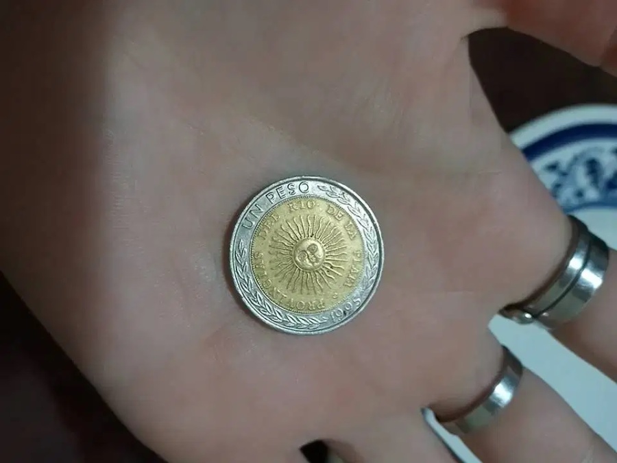 La fiebre por la insólita moneda de un peso llegó a La Plata pero los “oportunistas” no la pueden vender a 15 mil pesos